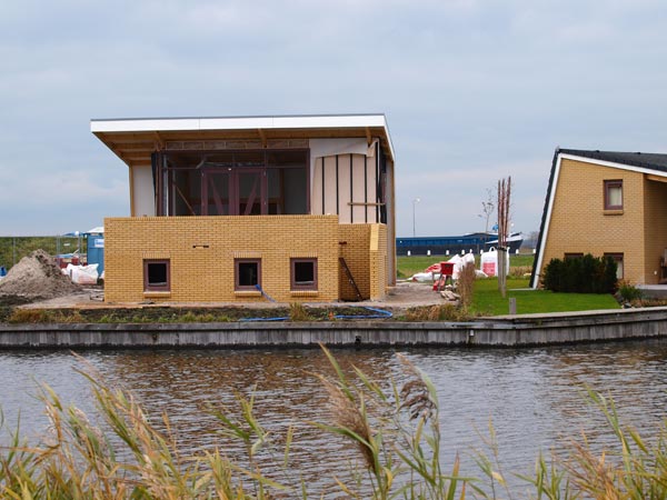 Aan Marinapark Lemmer, een onderdeel van Watersportcentrum Tacozijl (bij stoomgemaal en Prinses Margrietsluis), wordt non-stop gebouwd. De familie Schokker doet alles zelf, van infrastructuur tot en met de verkoop en verhuur.