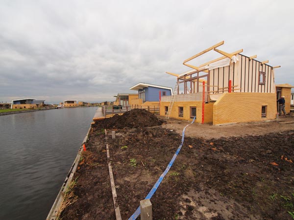 Aan Marinapark Lemmer, een onderdeel van Watersportcentrum Tacozijl (bij stoomgemaal en Prinses Margrietsluis), wordt non-stop gebouwd. De familie Schokker doet alles zelf, van infrastructuur tot en met de verkoop en verhuur.