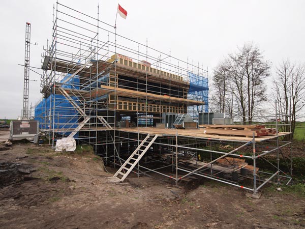 Naast het Ir. D.F. Wouda-stoomgemaal, een toeristische topattractie in wording, verrijst een imposant bezoekerscentrum. Watersportcentrum Tacozijl en het stoomgemaal zijn buren, weliswaar op een afstand van een 500 meter.