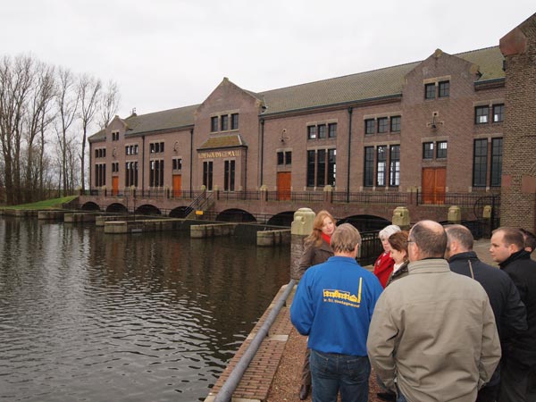 Ook nu nog leiden vrijwilligers dagelijks bezoekers rond in en op het terrein van het grootste nog in bedrijf zijnde stoomgemaal ter wereld, het Ir. D.F. Woudagemaal in Lemmer, UNESCO werelderfgoed.
