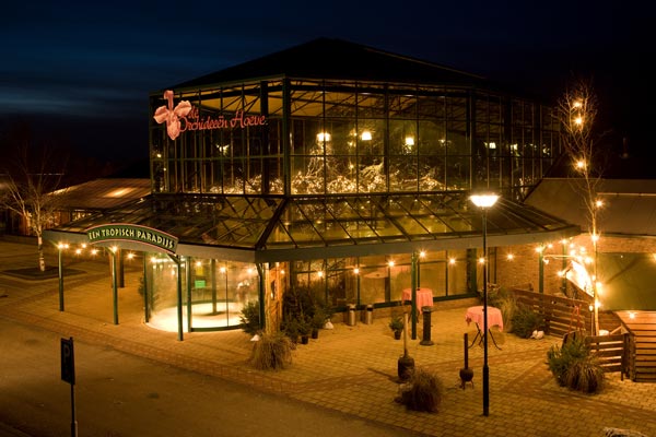 Duizenden mensen uit Noord-Nederland en ver daarbuiten bezoeken de jaarlijkse kerstshow van Tropisch Paradijs De Orchideeënhoeve in Luttelgeest.