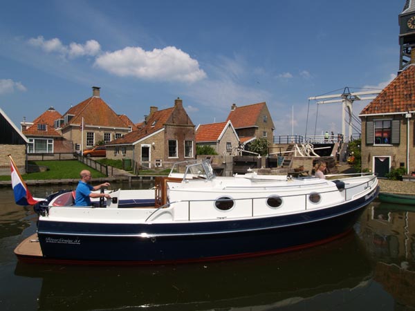 De RiverCruise 31 is speciaal gebouwd voor lage-bruggen-routes (doortvaarthoogte 2,45 m).