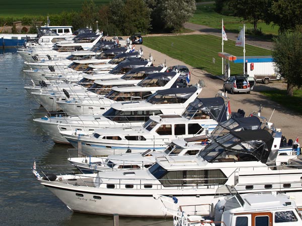 Ook deze grote boten, van Yachtcharter De Driesprong in Langelille, zijn vaarbewijsvrij.