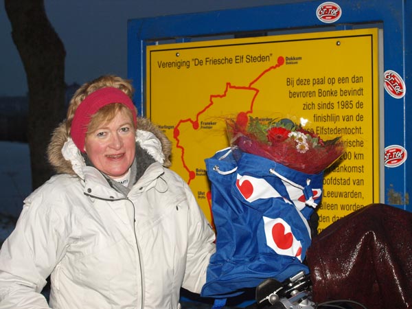 Fokje van der Meer kwam gistermiddag (zondag 19 december 2010 om 16.15 uur) bij de finish van de Elfstedentocht op de schaats in de Bonkevaart aan.