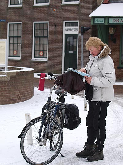 Fokje van der Meer droeg speciale outdoor- en fietskleding: “Ik heb het niet één keer koud gehad, ondanks dat mijn kleren de eerste dag helemaal doorweekt waren door de aanhoudende regen.” Om warme handen te houden droeg ze winterhandschoenen en had ze een hoes om de stuurbeugel gemaakt.