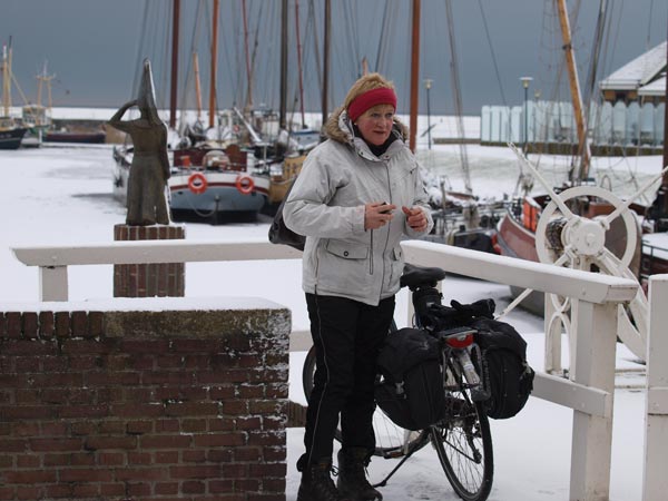 Fokje van der Meer bij de haven van Stavoren. Links het standbeeld van het Vrouwtje van Stavoren.
