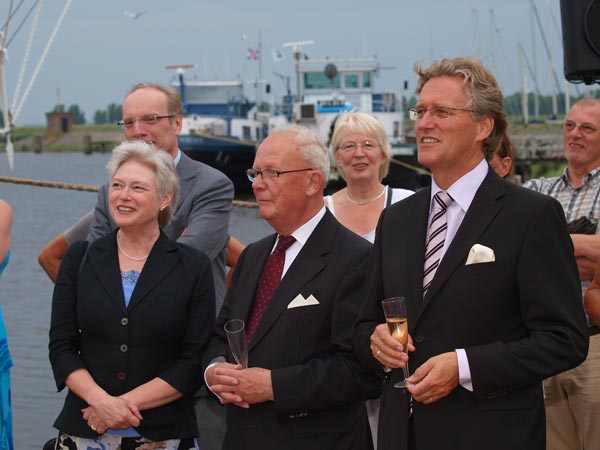 De na werkbezoeken verzonden tweets van de Friese commissaris (rechts) bevatten veel “tikvouten”. Het zou door de haast en de Volvo, de officiële bolderkar van de provincie, komen.