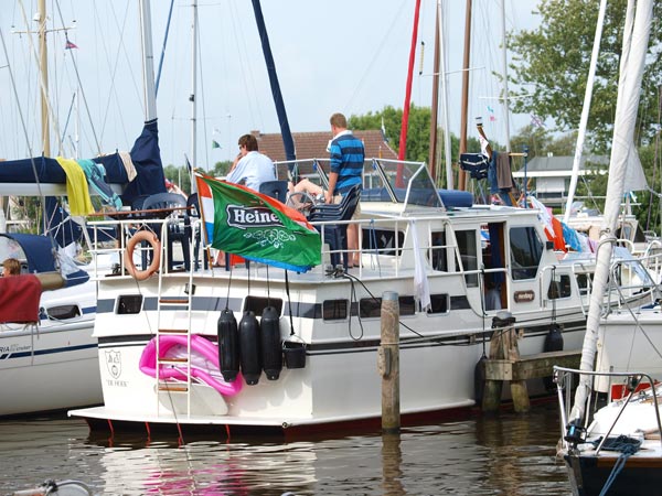 Tijdens Kerst, Oud en Nieuw, maar ook in de zomervakanties is het raak in Friesland. Honderden jongeren varen dan onder de vlag van Heineken. Medici en bestuurders waarschuwen voor comazuipen of wat daar tegenaan zit. Ze roepen de ouders op het matje.