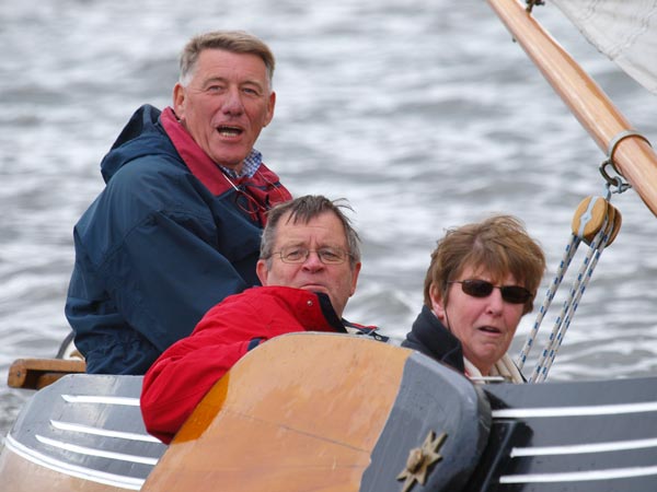 Burgemeester Bert Kuiper (links), die zijn gemeente graag ziet samengaan met Lemsterland en Gaasterlân-Sleat en vooral niet met Heerenveen, aan het roer van een tjotter.