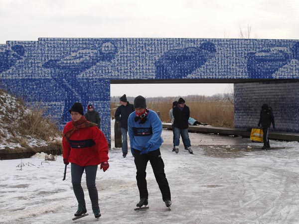 De tegeltjesbrug bij Gytsjerk in de winter en in de zomer, als duizenden actieve vakantiegangers de cultuurhistorische Elfstedenroute fietsen. Foto: Friesland Holland Nieuwsdienst, Marian de Wolff e.a.