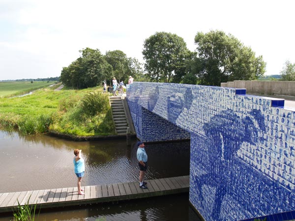 De tegeltjesbrug bij Gytsjerk in de winter en in de zomer, als duizenden actieve vakantiegangers de cultuurhistorische Elfstedenroute fietsen. Foto: Friesland Holland Nieuwsdienst, Marian de Wolff e.a.