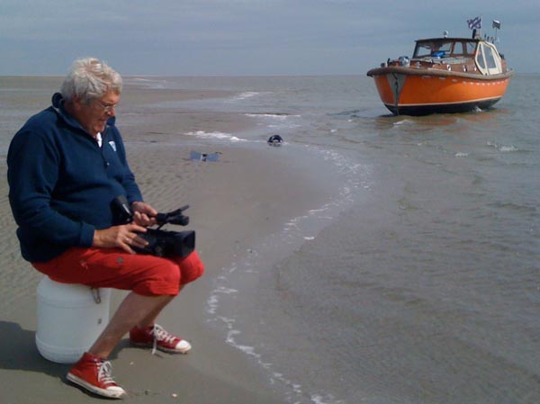 Televisiemaker Wibo van de Linde met zijn reddingssloep op het Wad bij de Eilanderbalg onder Schiermonnikoog