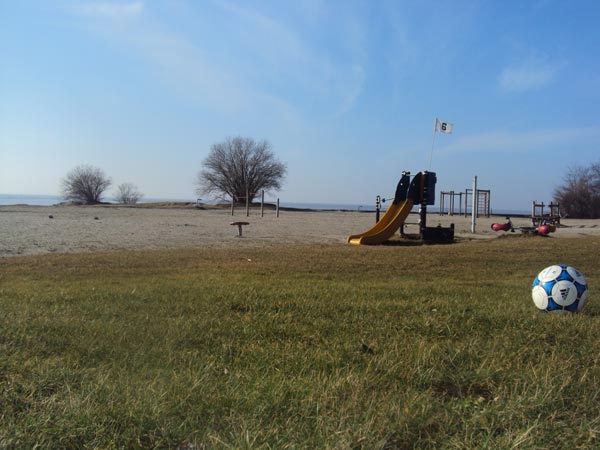Voetbalgolf aan het IJsselmeer.