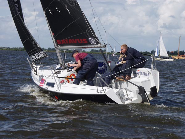 De door Albert Hendriks in 2001 ontwikkelde zeilsportpromotieboot Black Fox ‘More Action’, o.a. uitgerust met trendy Batavus vouwfietsen, een grote vlieger en surfplank.