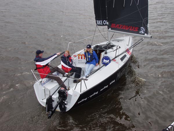 De door Albert Hendriks in 2001 ontwikkelde zeilsportpromotieboot Black Fox ‘More Action’, o.a. uitgerust met trendy Batavus vouwfietsen, een grote vlieger en surfplank.