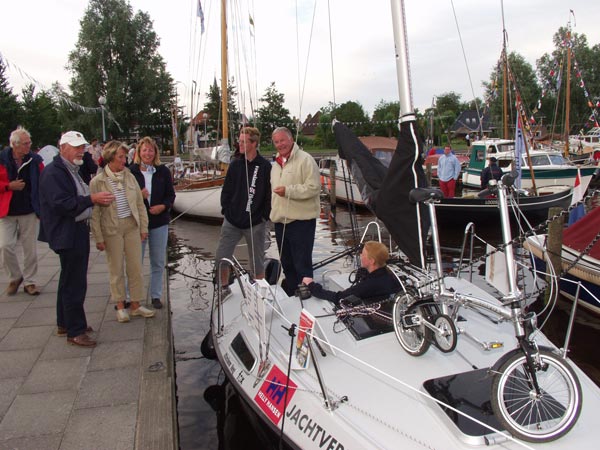 De door Albert Hendriks in 2001 ontwikkelde zeilsportpromotieboot Black Fox ‘More Action’, o.a. uitgerust met trendy Batavus vouwfietsen, een grote vlieger en surfplank.
