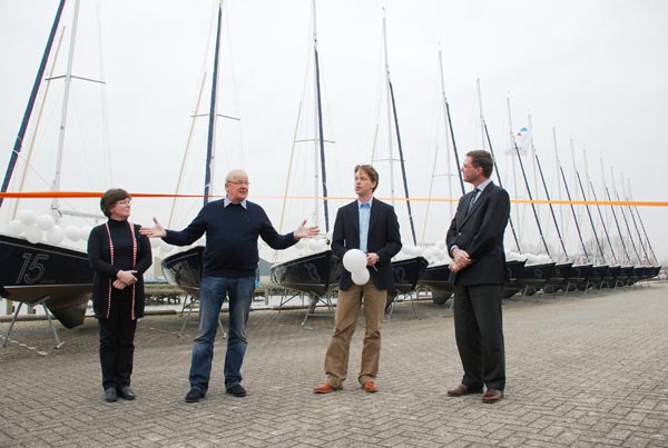 De feestelijke doop van de nieuwe vloot van De Kikkert werd op 21 maart 2011 verricht door Leo Pieter Stoel, wethouder van de gemeente Súdwest Fryslân (rechts op de foto). Daarna worden de Buidelkikker, Boomkikker, Mafkikker en alle andere kikkers door een team van 30 zeilinstructeurs zondag 27 maart 2011 in kiellinie vanuit Heeg naar de thuishaven bij Lemmer gevaren.