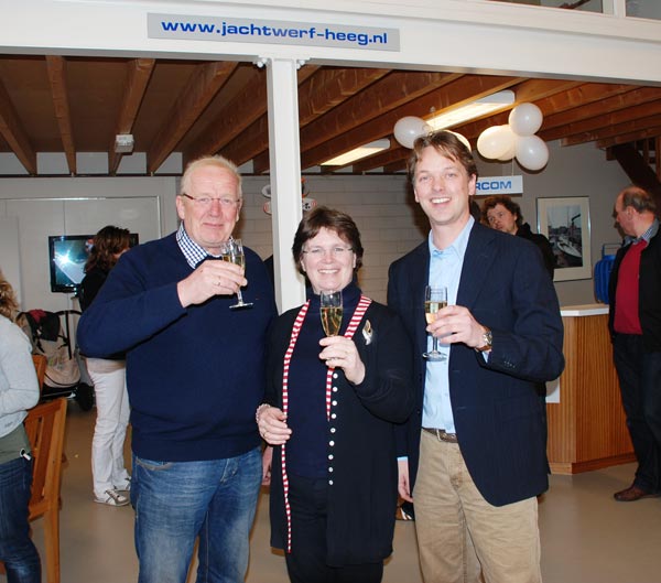 Rechts Randmeerbouwer Geert Wijma, links Derk Jan Glasbergen en zijn echtengenote.
