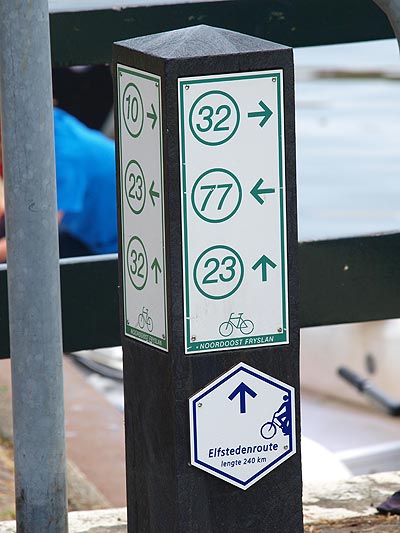 Eén van de best bewegwijzerde fietsroutes is de Elfstedenroute.