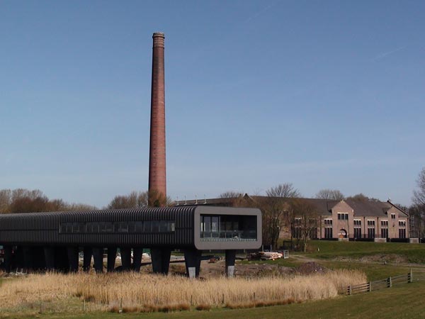 Het bezoekerscentrum naast het stoomgemaal ten westen van Lemmer gaat in het najaar open. 'Een abstracte doos op pootjes', zo omschrijft architect Wytze Bouma van Jelle de Jong Architekten uit Lemmer het nieuwe bezoekerscentrum in het blad Cobouw. ( foto Rein Couperus).