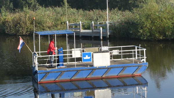 Fietsers welkom: de pontbazen van het waterland rondom Joure brengen u weer naar de overkant.