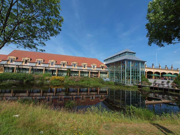 Hajé, het hotel van Joure. Daar schenken ze geen Douwe Egberts, maar Max Havelaar-koffie. Moet kunnen. Hajé is geen typisch Jouster bedrijf, maar een kleine Van der Valk met onder andere een hotel-restaurant in Heerenveen en twee aan de A6 tussen Lelystad en Almere.