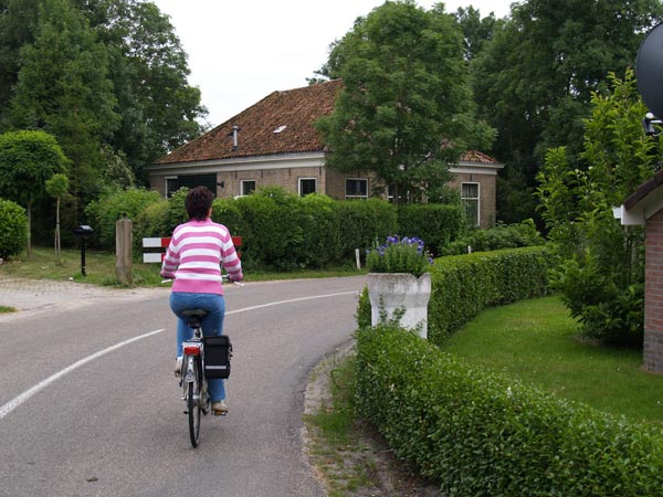 Fietsen in de Tjongervallei in de gemeente Skarsterlân in de omgeving van Rotstergaast op de traject Wolvega-Heerenveen. Dit is een onderdeel van de Romantische Route in Oost-Friesland.