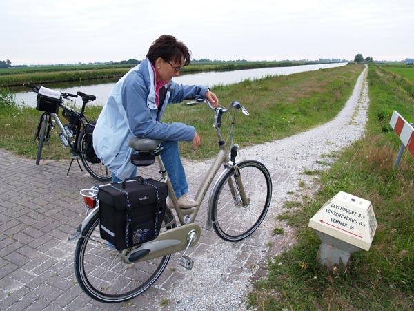 Fietsen in de Tjongervallei in de gemeente Skarsterlân in de omgeving van Rotstergaast op de traject Wolvega-Heerenveen. Dit is een onderdeel van de Romantische Route in Oost-Friesland.