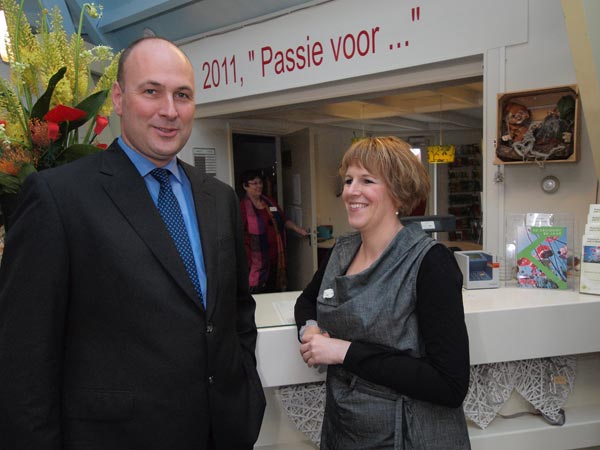 Jan Willem Zwart kreeg assistentie. Communicatiemanager en vrijetijdsdeskundige Tina Kuipers (ex-Batavus) coördineert nu de activiteiten in De Kruidhof als ambtenaar van de gemeente Achtkarspelen, waar de heer Zwart teamleider is van de sector Samenleving.