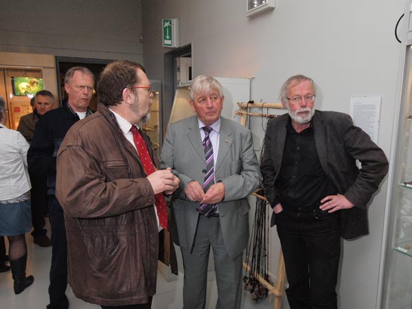 Jan Kloosterman en de Friese gedeputeerde voor — onder andere — landschapszaken, Hans Konst (links), in het IJstijdenmuseum. Konst raakt in Sint Nicolaasga geboeid door zwerfkeien.