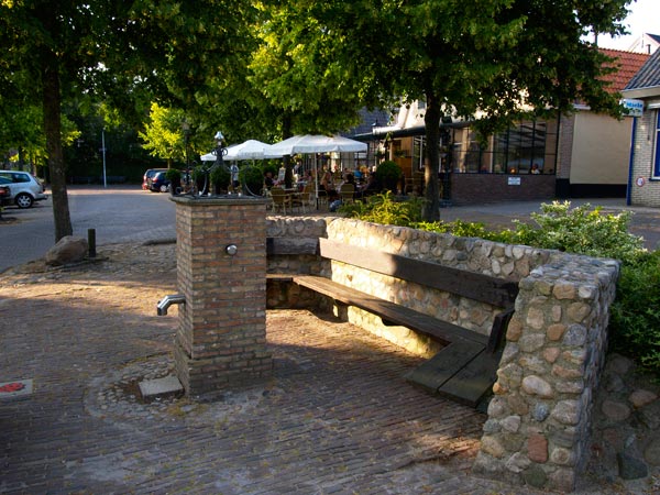Het lijken plaatjes uit Drenthe, maar het is de brink in het Gaasterlandse dorp Oudemirdum.