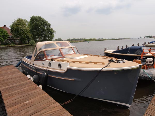 De PTS 26 van Het Toppunt, gefotografeerd in Sneek. Het kruisertje passeert moeiteloos lage bruggen en is daardoor ideaal voor verkenning van het “binnenland”.