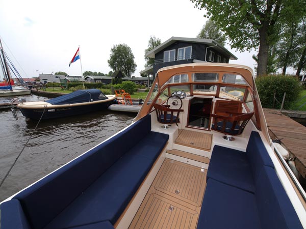 De PTS 26 van Het Toppunt, gefotografeerd in Sneek. Het kruisertje passeert moeiteloos lage bruggen en is daardoor ideaal voor verkenning van het “binnenland”.