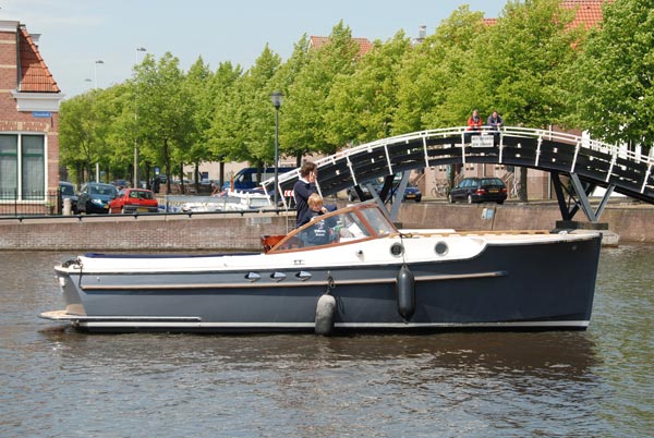 De PTS 26 van Het Toppunt, gefotografeerd in Sneek. Het kruisertje passeert moeiteloos lage bruggen en is daardoor ideaal voor verkenning van het “binnenland”.