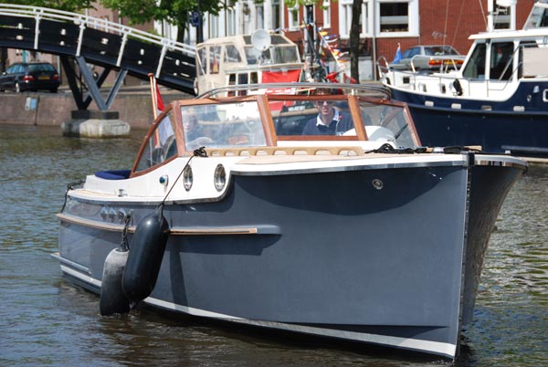 De PTS 26 van Het Toppunt, gefotografeerd in Sneek. Het kruisertje passeert moeiteloos lage bruggen en is daardoor ideaal voor verkenning van het “binnenland”.