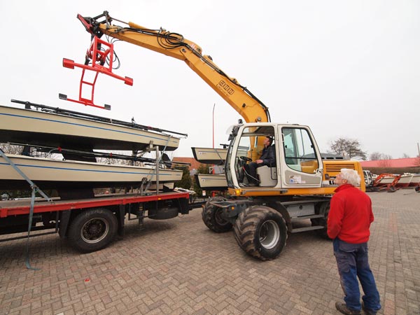 Chauffeur André had de lading al vastgesjord, gezien de hijsbanden, maar op de foto doet Johan Potma voor de fotograaf even alsof hij een polyvalk op de motorwagen zet. Baas Kees Alberts kijkt toe. De zeilboten op de truck met aanhanger zijn naar de Zeeuwse zeilschool De Viking in Wolphaartsdijk gegaan.