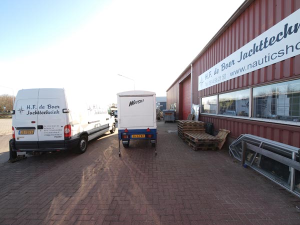 De winkel van H.F. de Boer Jachttechniek, gevat in acht beelden.