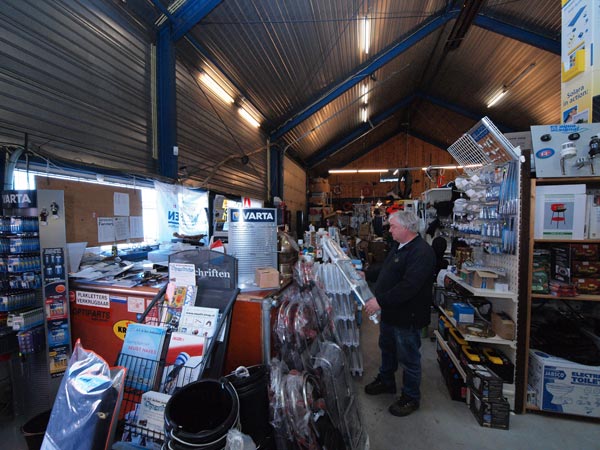 De winkel van H.F. de Boer Jachttechniek, gevat in acht beelden.