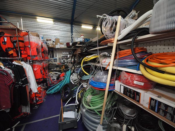 De winkel van H.F. de Boer Jachttechniek, gevat in acht beelden.