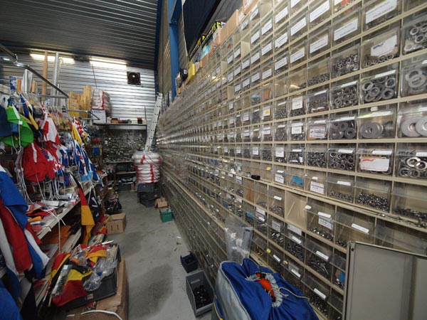 De winkel van H.F. de Boer Jachttechniek, gevat in acht beelden.