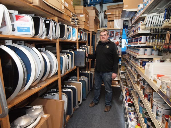De winkel van H.F. de Boer Jachttechniek, gevat in acht beelden.
