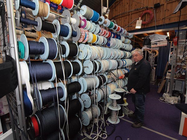 De winkel van H.F. de Boer Jachttechniek, gevat in acht beelden.