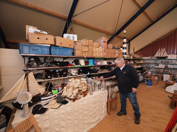 De winkel van H.F. de Boer Jachttechniek, gevat in acht beelden.