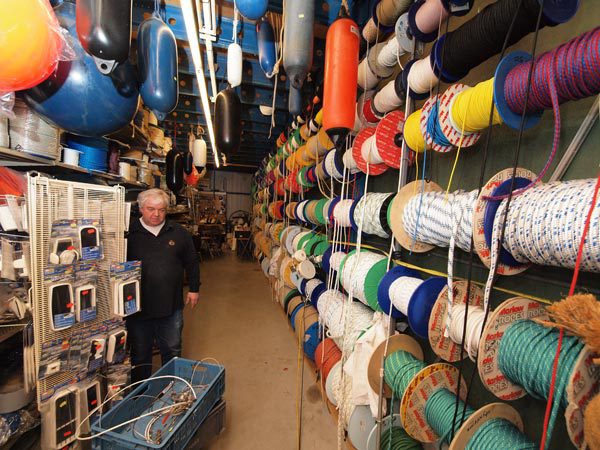 De winkel van H.F. de Boer Jachttechniek, gevat in acht beelden.