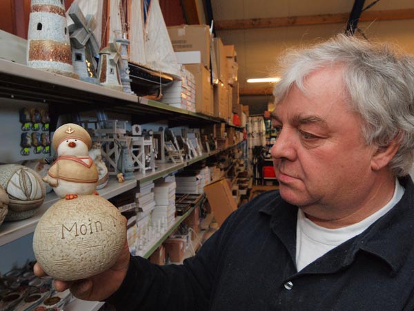 Moin, moin. Ook Ostfriesland in Duitsland doet graag inkopen in “Westfriesland”. In de winkel van De Boer treft men een zee aan nautische souvenirs aan.