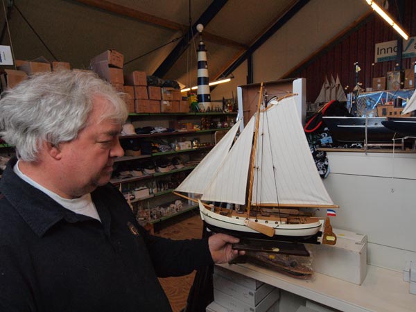 Perfect nagemaakt in het buitenland: schaalmodellen van Hollandse platbodems en klippers. De Boer in Bakhuizen is de thuishaven van een ware armada aan klassieke zeilschepen.