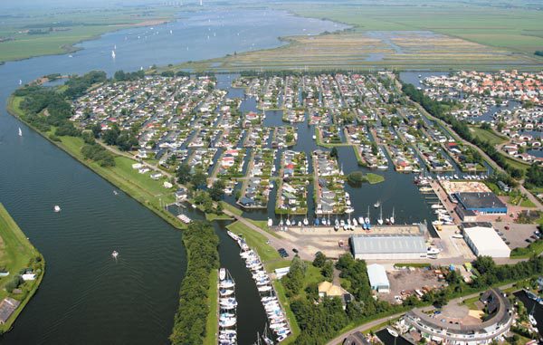 Watersportcentrum De Brekken en het meer de Grutte Brekken (Groote Brekken).