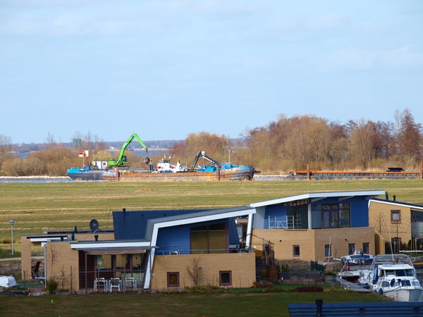 Baggerwerk in het Stroomkanaal tussen Marina Park Lemmer en Watersportcentrum De Brekken in Lemmer. Beide recreatieparken hebben een rechtstreekse verbinding met het meer de Grutte Brekken, Friese voor Groote Brekken.