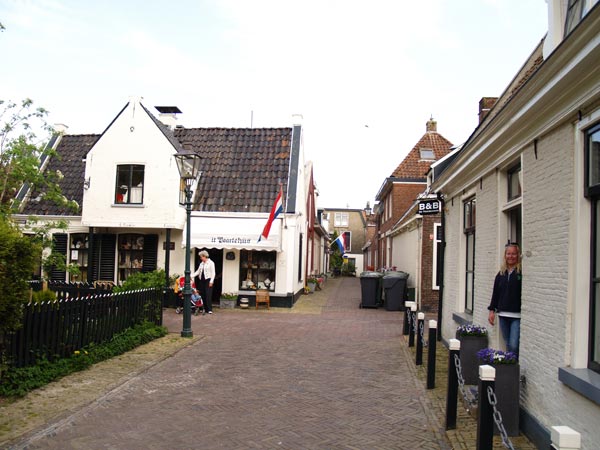 Rechts B&B De Thuiskamer, links op de achtergrond It Poartehûs, een bekende antiek en curiosazaak in het centrum van Grou, naast de St. Piter.