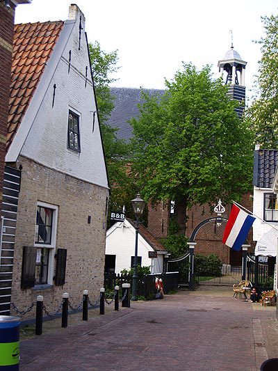 Rechts B&B De Thuiskamer, links op de achtergrond It Poartehûs, een bekende antiek en curiosazaak in het centrum van Grou, naast de St. Piter.